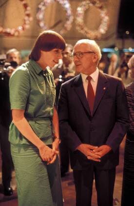 DDR Olympiaball: Staatsratsvorsitzender Erich Honecker (re., SED) im Gespräch mit Bärbel Wöckel Leichtathletik OS Sommer Damen Olympische Sommerspiele Moskau 1980, Olympia, Olympiade, Spiele, Vdia Gruppe Berlin o0 Staatsoberhaupt