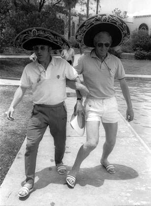 Uwe Seeler (li.) und Karl Heinz Schnellinger (BR Deutschland) haben mit Sombreros auf dem Kopf sichtlich Spaß Fußball WM Herren Weltmeisterschaft 1970, Nationalmannschaft, Nationalteam Gruppe o0 Aufmacher privat Mexiko Leon Komik,