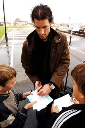 Ruud van Nistelrooy (Niederlande) gibt Autogramme bei der Ankunft in Noordwijk -  Fußball Herren Nationalmannschaft 2005, Nationalteam Gruppe Noordwijk