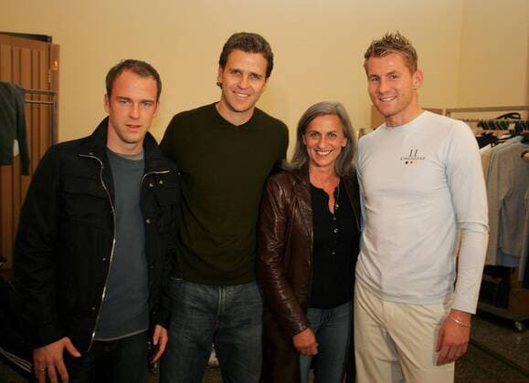 Fabian Ernst, (li.), Teammanager Oliver Bierhoff (2.v.li.) und Lukas Sinkiewicz (re.) mit der Modedesignerin Gabriele Strehle (alle Deutschland), ihr Modelabel Strenesse ist offizieller Partner der Nationalmannschaft Fußball Herren Nationalmannschaft 2005, Nationalteam, Label, people Gruppe Köln