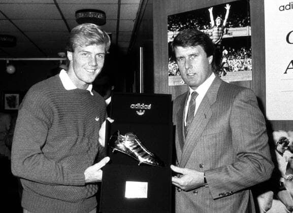 Torschützenkönig Kerry Dixon (Chelsea, li.) bekommt von Geoff Hurst den Goldenen Schuh überreicht -  Fußball Herren English First Division 1986 1987, One, 1. Englische Liga, Chelsea FC London Gruppe London