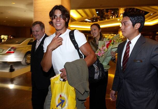 Rafael Nadal (Spanien, 2. v. li) erreicht sein Hotel in Shanghai -  Tennis WM Herren Masters Cup Shanghai 2005, ATP Weltmeisterschaft, Gruppe IMCafzb20051108298 Shanghai