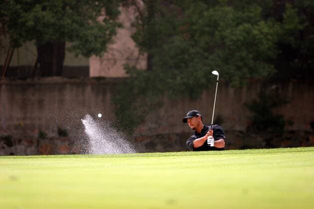 Eldrick Tiger Woods (USA) - Bunkerspiel -  Golf Herren HSBC Champions Tournament 2005, PGA European Tour, Golfen, Training Einzelbild Sheshan Golf Club IMCpau6136924 Shanghai