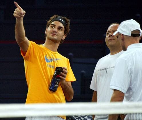 Roger Federer (li.) gibt Physiotherapeut Pavel Kovac (beide Schweiz) die Richtung vor -  Tennis WM Herren Masters Cup Shanghai 2005, ATP Weltmeisterschaft, Training Gruppe IMCp05452505 Shanghai