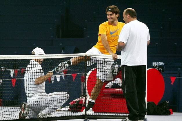 Roger Federer (Mitte) wird bei einer Übung von Konditionstrainer Pierre Paganini (li.) unterstützt, daneben Physiotherapeut Pavel Kovac (alle Schweiz) -  Tennis WM Herren Masters Cup Shanghai 2005, ATP Weltmeisterschaft, Training Gruppe IMCp05452506 Shanghai
