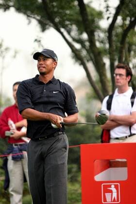 Eldrick Tiger Woods (USA) schaut seinem Abschlag hinterher -  Golf Herren HSBC Champions Tournament 2005, PGA European Tour, Golfen, Training Gruppe Sheshan Golf Club IMCpau6136801 Shanghai
