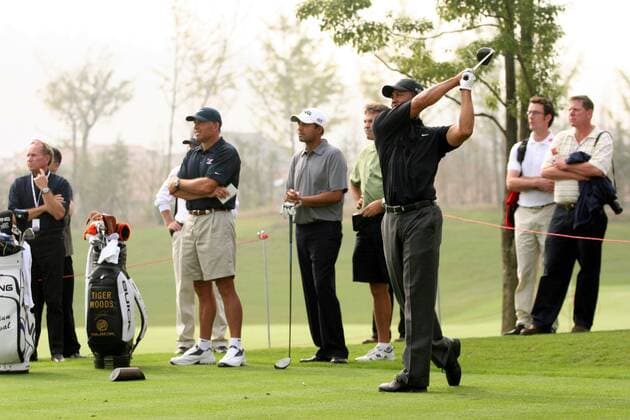 Eldrick Tiger Woods (USA, vorn) schaut seinem Abschlag hinterher -  Golf Herren HSBC Champions Tournament 2005, PGA European Tour, Golfen, Training Gruppe Sheshan Golf Club IMCpau6136818 Shanghai Dynamik,