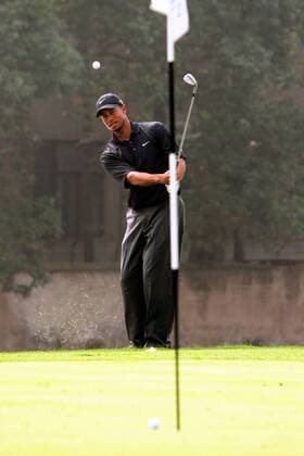 Eldrick Tiger Woods (USA) - Chip -  Golf Herren HSBC Champions Tournament 2005, PGA European Tour, Golfen, Training Einzelbild Sheshan Golf Club IMCpau6136926 Shanghai