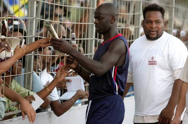 Lilian Thuram (Frankreich, li.) gibt den Fans am Stadionzaun Autogramme Fußball Herren Nationalmannschaft 2005, Nationalteam, Training, Vorbereitung Gruppe pan11401 Fort de France Martinique  