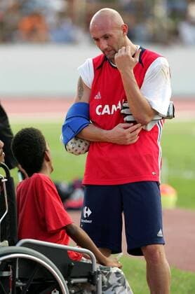 Torwart Fabien Barthez (Frankreich) im Gespräch mit einem Fan, der im Rollstuhl sitzt Fußball Herren Nationalmannschaft 2005, Nationalteam, Training, Vorbereitung Gruppe pan11401 Fort de France Martinique  