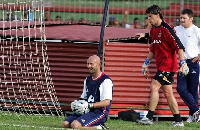 Die Torwartkollegen Fabien Barthez (li.) und Gregory Coupet (beide Frankreich) Fußball Herren Nationalmannschaft 2005, Nationalteam, Training, Vorbereitung Gruppe pan11401 Fort de France Martinique  