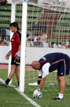Die Torwartkollegen Fabien Barthez (re.) und Gregory Coupet (Frankreich) Fußball Herren Nationalmannschaft 2005, Nationalteam, Training, Vorbereitung Gruppe pan11401 Fort de France Martinique  