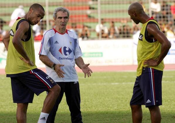 Nationaltrainer Raymond Domenech (Mitte) im Gespräch mit Thierry Henry (li.) und Nicolas Anelka (alle Frankreich) Fußball Herren Nationalmannschaft 2005, Nationalteam, Training, Vorbereitung Gruppe pan11401 Fort de France Martinique  