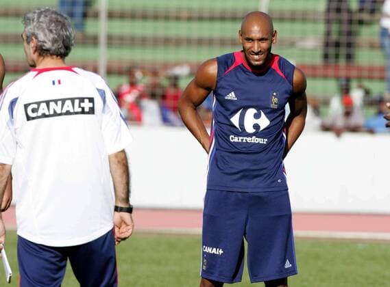Nicolas Anelka (re.) hört Nationaltrainer Raymond Domenech (beide Frankreich) genau zu Fußball Herren Nationalmannschaft 2005, Nationalteam, Training, Vorbereitung Gruppe pan11401 Fort de France Martinique  