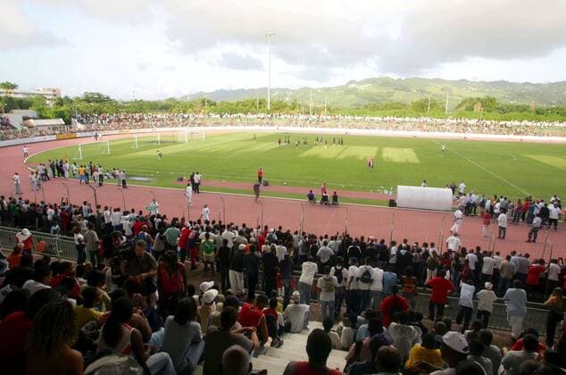 Das Stade Dillon in Fort de France auf Martinique ist beim Training der Equipe Tricolore gut gefüllt Fußball Herren Nationalmannschaft 2005, Nationalteam, Training, Vorbereitung Totale pan11401 Fort de France Martinique  