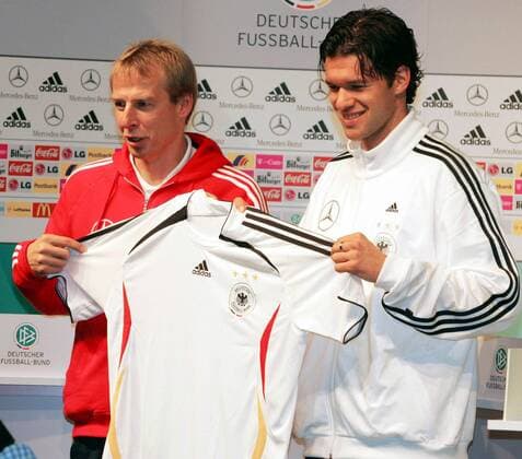 Bundestrainer Jürgen Klinsmann und Michael Ballack (beide Deutschland) präsentieren das neue Nationaltrikot für die Weltmeisterschaft 2006 Fußball WM Herren Nationalmannschaft 2005, Nationalteam, Nationaltrikot, Vorstellung, Präsentation, Pressetermin Gruppe Trainer, Coach, Nationaltrainer, Nationalcoach Köln