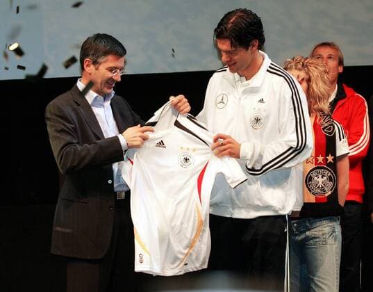 Vorstandsvorsitzender Herber Hainer (Adidas Salomon AG) und Michael Ballack (beide Deutschland) präsentieren das neue Nationaltrikot für die Weltmeisterschaft 2006 Fußball WM Herren Nationalmannschaft 2005, Nationalteam, Nationaltrikot, Vorstellung, Präsentation, Pressetermin Gruppe people, VIP, Wirtschaft, Vorstand, Vorsitzender Köln, Unternehmensführung, Manager, Management