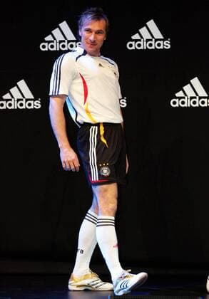 Model während der Präsentation des neuen Nationaltrikots für die Weltmeisterschaft 2006 Fußball WM Herren Nationalmannschaft 2005, Nationalteam, Nationaltrikot, Vorstellung, Präsentation, Pressetermin Einzelbild Sportartikel, Logo, Emblem, Firmenlogo Köln, Firmenemblem