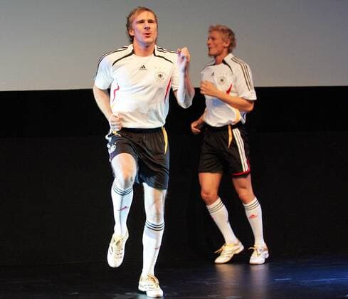 Models während der Präsentation des neuen Nationaltrikots für die Weltmeisterschaft 2006 Fußball WM Herren Nationalmannschaft 2005, Nationalteam, Nationaltrikot, Vorstellung, Präsentation, Pressetermin Gruppe Sportartikel Köln