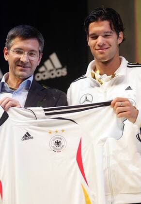 Vorstandsvorsitzender Herbert Hainer (Adidas Salomon AG, li.) und Michael Ballack (beide Deutschland) präsentieren das neue Nationaltrikot für die Weltmeisterschaft 2006 Fußball WM Herren Nationalmannschaft 2005, Nationalteam, Nationaltrikot, Vorstellung, Präsentation, Pressetermin Gruppe people, VIP, Wirtschaft, Vorstand, Vorsitzender Köln, Unternehmensführung, Manager, Management