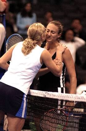 Kim Clijsters (Belgien, li.) gratuliert Mary Pierce (Frankreich) per Küßchen - (Icon4033222) Tennis WM Damen Weltmeisterschaft 2005, WTA Masters Tour, Championship, Indoor Hallentennis Gruppe Los Angeles, LA, L A Kameradschaft, EDITORIAL USE ONLY
