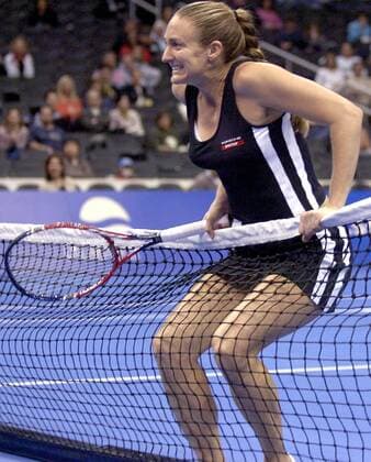 Mary Pierce (Frankreich) testet die Elastizität des Netzes -  Tennis WM Damen Weltmeisterschaft 2005, WTA Masters Tour, Championship, Indoor, Hallentennis, LA, L A Einzelbild Los Angeles Enttäuschung, Verzweiflung, Wut