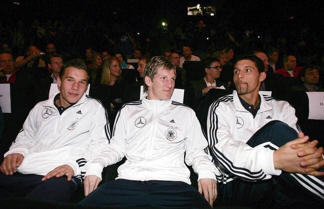 Lukas Podolski (li.), Bastian Schweinsteiger (Mitte) und Kevin Kuranyi (alle Deutschland) während der Trikotpräsentation Fußball WM Herren Nationalmannschaft 2005, Nationalteam, Vorstellung, Präsentation, Pressetermin Gruppe Köln