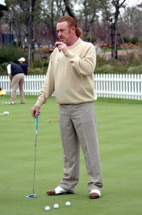 Miguel Angel Jimenez (Spanien) raucht auf dem Putting Green seine obligatorische Zigarre -  Golf Herren HSBC Champions Tournament 2005, European PGA Tour, Golfen, Pro Am Turnier, ProAm Einzelbild Sheshan Golf Club IMCp05458101 Shanghai