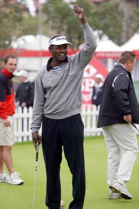Vijay Singh (Fidschi Inseln) grüßt auf dem Putting Green seine Anhänger -  Golf Herren HSBC Champions Tournament 2005, European PGA Tour, Golfen, Pro Am Turnier, ProAm Einzelbild Sheshan Golf Club IMCdfzb20051109047 Shanghai Freude,