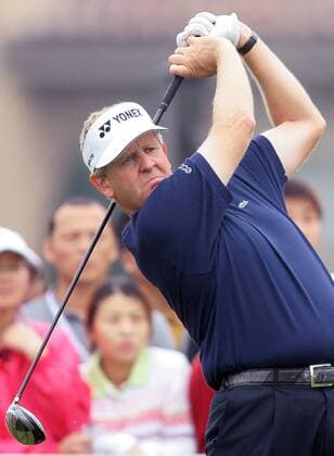 Colin Montgomerie (Schottland) schaut skeptisch seinem Abschlag hinterher -  Golf Herren HSBC Champions Tournament 2005, European PGA Tour, Golfen Einzelbild Sheshan Golf Club IMC20051110b03 Shanghai Dynamik, Skepsis,
