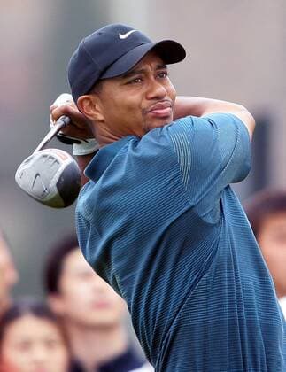Eldrick Tiger Woods (USA) schaut skeptisch seinem Abschlag hinterher -  Golf Herren HSBC Champions Tournament 2005, European PGA Tour, Golfen Einzelbild Sheshan Golf Club IMC20051110b04 Shanghai Skepsis,