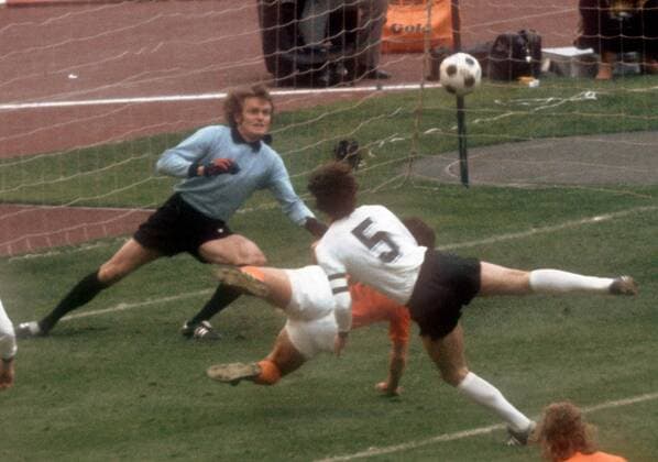 Torwart Sepp Maier und Franz Beckenbauer (vorn, beide BR Deutschland) können klären Fußball WM Herren Weltmeisterschaft 1974, Länderspiel, Nationalmannschaft, Nationalteam, Nationaltrikot, Vdia Gruppe Finale, Endspiel München Dynamik, Spannung,