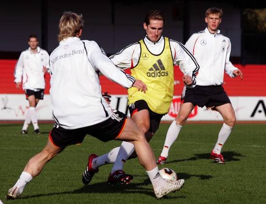Miroslav Klose (re.) gegen Bastian Schweinsteiger (beide Deutschland) Fußball Herren Nationalmannschaft 2005, Nationalteam, Training, Vorbereitung Gruppe Köln Dynamik,