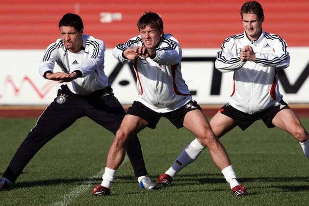 Bernd Schneider (Mitte), Kevin Kuranyi (re.) und Miroslav Klose (alle Deutschland) - Dehnungsübungen Fußball Herren Nationalmannschaft 2005, Nationalteam, Training, Vorbereitung Gruppe Köln