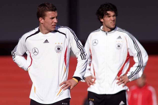 Lukas Podolski (li.) und Michael Ballack (beide Deutschland) skeptisch Fußball Herren Nationalmannschaft 2005, Nationalteam, Training, Vorbereitung Gruppe Köln Skepsis,