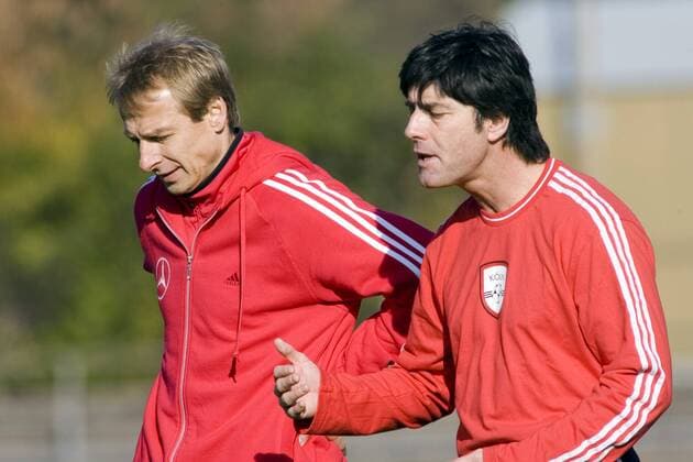 Co Trainer Joachim Löw (re.) im Gespräch mit Bundestrainer Jürgen Klinsmann (beide Deutschland) Fußball Herren Nationalmannschaft 2005, Nationalteam, Training, Vorbereitung Gruppe Köln