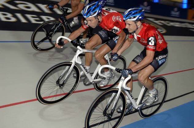 Robert Slippens (re.) und Danny Stam (beide Niederlande) - Wechsel Radsport Herren 42. Münchner Sechstagerennen 2005, Sechstage Rennen, Sechs, 6 Tage, SixDays, Six Days Gruppe München Dynamik,