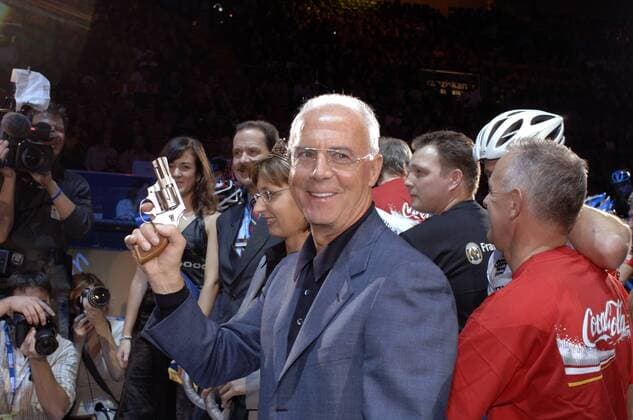 Franz Beckenbauer (Deutschland) gibt den Startschuss zu den Münchner SixDays Radsport Herren 42. Münchner Sechstagerennen 2005, Sechstage Rennen, Sechs, 6 Tage, SixDays, Six Days Gruppe o0 Fußball München
