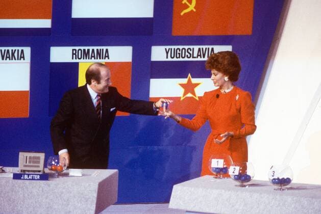 Gruppenauslosung zur WM 1990: FIFA Generalsekretär Sepp Blatter (li., Schweiz) erhält von Sophia Loren (Italien) eine Loskugel Fußball WM Herren Vorschau 1989 Weltmeisterschaft 1990, Gruppenauslosung, Auslosung, Vdia Gruppe Rom