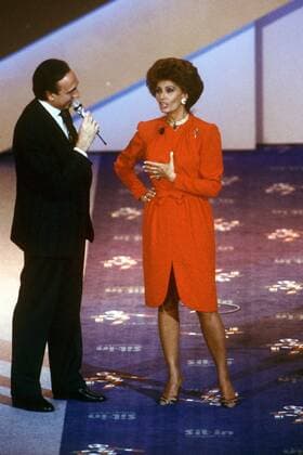 Gruppenauslosung zur WM 1990: Schauspielerin Sophia Loren (Italien) im Gespräch mit dem Moderator Fußball WM Herren Vorschau 1989 Weltmeisterschaft 1990, Gruppenauslosung, Auslosung, Vdia Gruppe Rom