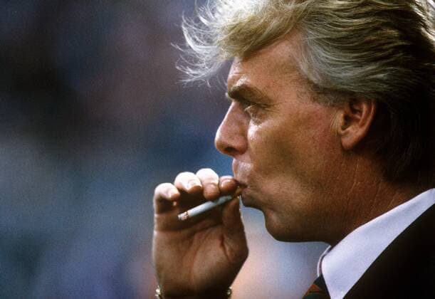 Nationaltrainer Leo Beenhakker (Niederlande) nimmt einen kräftigen Zug von seiner Zigarette Fußball WM Herren Weltmeisterschaft 1990, Nationalmannschaft, Nationalteam, Länderspiel, Gruppe F Porträt Palermo Nachdenklichkeit,