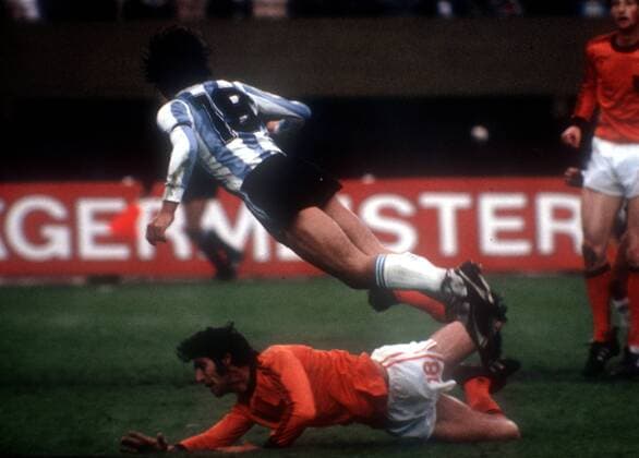 Daniel Passarella (Argentinien, oben) wird von Dick Nanninga (Niederlande) zu Fall gebracht Fußball WM Herren Weltmeisterschaft 1978, Nationalmannschaft, Nationalteam, Nationaltrikot, Länderspiel, Finale Gruppe Buenos Aires Dynamik, Kampf,