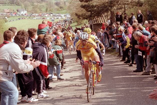 Marco Pantani (Italien Mercatone Uno) führt das Fahrerfeld beim Anstieg an der Cote de la Redoute an -  Radsport Herren Lüttich Bastogne Lüttich 1997, Straßenradsport, Straße, Rad Totale