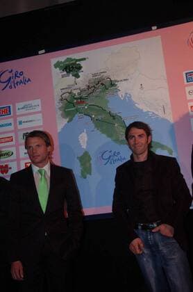 Gilberto Simoni (Lampre Caffita, re.) und Danilo di Luca (beide Italien Liquigas Bianchi) während der Präsentation der Streckenführung des Giro 2006 -  Radsport Herren Vorschau 2005 89. Giro dItalia 2006, d Italia, ProTour, Straßenradsport, Straße, Rad Gruppe Mailand