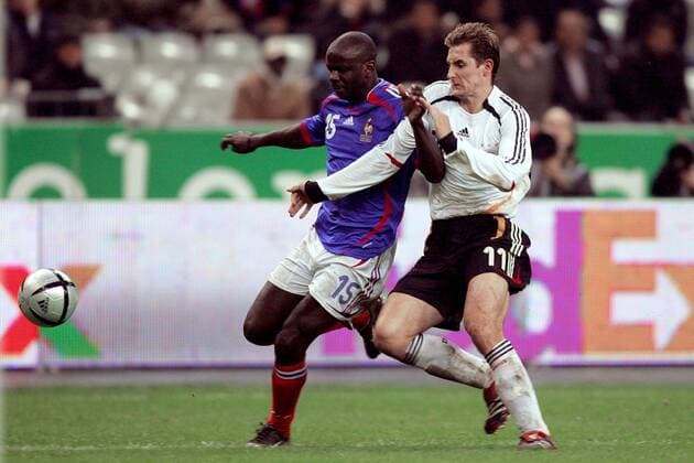 Lilian Thuram (Frankreich, li.) gegen Miroslav Klose (Deutschland) Fußball Länderspiel Herren Länderspiel 2005, Test, Testspiel, Freundschaftsspiel, Nationalmannschaft, Nationalteam Gruppe Paris Dynamik,
