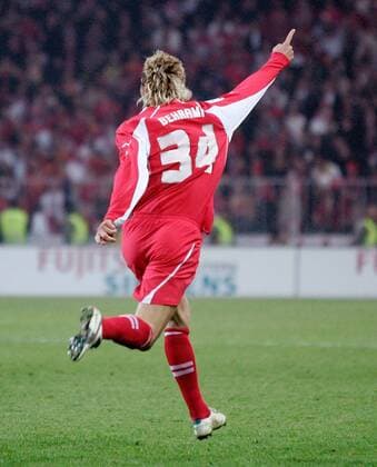 Valon Behrami (Schweiz) - Torjubel Fußball Länderspiel Herren Weltmeisterschaftsqualifikation 2005, Qualifikation, Länderspiel Einzelbild Nationalmannschaft, Nationalteam, Nationaltrikot Bern, Playoffs, Playoff, Play Offs, Off Relegation Dynamik, Freude,