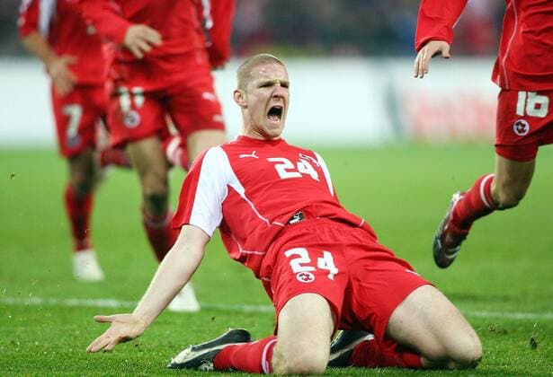 Philippe Senderos (Schweiz) - Torjubel Fußball Länderspiel Herren Weltmeisterschaftsqualifikation 2005, Qualifikation, Länderspiel, Relegation Einzelbild Nationalmannschaft, Nationalteam, Nationaltrikot Bern Begeisterung, Freude,