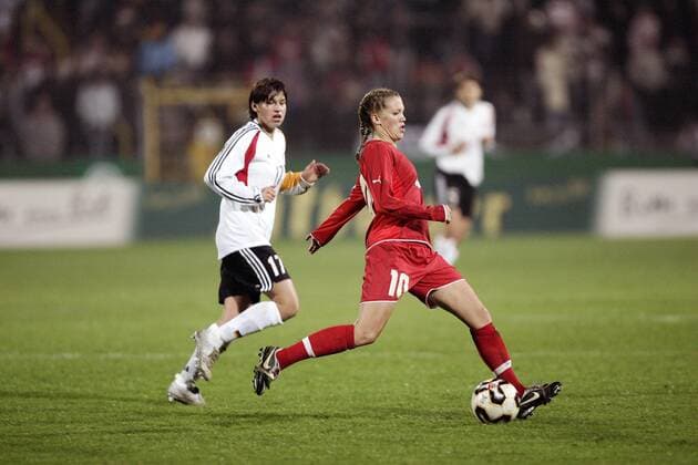 Lara Dickenmann (Schweiz, re.) gegen Ariane Hingst (Deutschland) Fußball Länderspiel Damen Weltmeisterschaftsqualifikation 2005, Qualifikation, Länderspiel, Deutschland - Schweiz 4:0 Gruppe Ulm Dynamik,