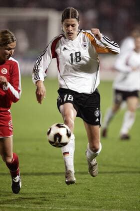 Kerstin Garefrekes (Deutschland) am Ball Fußball Länderspiel Damen Weltmeisterschaftsqualifikation 2005, Qualifikation, Länderspiel, Deutschland Einzelbild Ulm Dynamik,