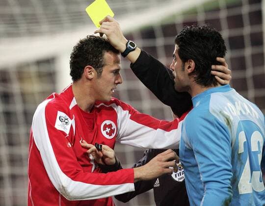 Marco Streller (Schweiz, li.) und Torwart Volkan Demirel (Türkei) haben sich nach ihrer Rangelei wieder beruhigt, sehen aber dennoch beide die gelbe Karte Fußball Länderspiel Herren Weltmeisterschaftsqualifikation 2005, Qualifikation, Länderspiel, Relegation, Schweiz - Türkei 2:0 Gruppe Nationalmannschaft, Nationalteam, Nationaltrikot Bern